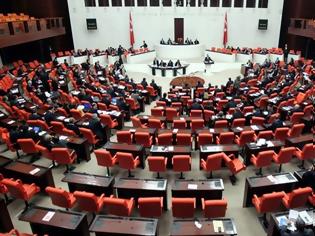 Φωτογραφία για Γροθιές, προπηλακισμοί και… ιπτάμενα ipad στην τουρκική Εθνοσυνέλευση