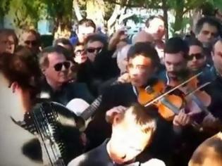 Φωτογραφία για Έκλαψαν τα βιολιά στην κηδεία του Γ. Κόρου [video]