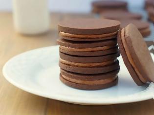 Φωτογραφία για Η συνταγή της ημέρας: Γεμιστά μπισκότα σοκολάτας