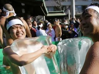 Φωτογραφία για Ιάπωνες αγκαλιάζουν πάγο για να... καθαρίσουν την ψυχή τους