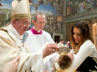 Φωτογραφία για Μωρό εκτός γάμου βάφτισε ο Πάπας [Photos]