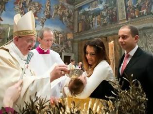 Φωτογραφία για Ο Πάπας βάφτισε παιδί ζευγαριού που δεν είχε παντρευτεί