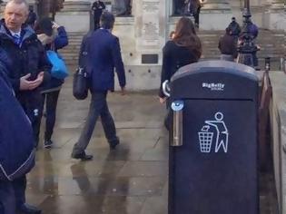 Φωτογραφία για Λονδίνο: «Eξυπνοι» ηλιακοί κάδοι συμπιέζουν τα σκουπίδια