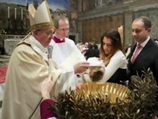 Φωτογραφία για Ο Πάπας βάφτισε μωρό εκτός θρησκευτικού γάμου