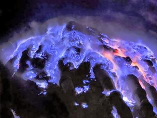 Φωτογραφία για Το ηφαίστειο που βγάζει μπλε λάβα! [video]