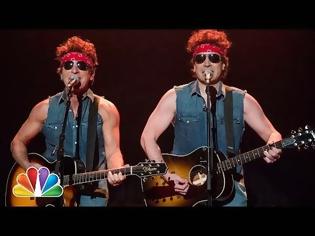 Φωτογραφία για Ο Bruce Springsteen δίπλα στον Jimmy Fallon ντυμένο ως Springsteen [video]