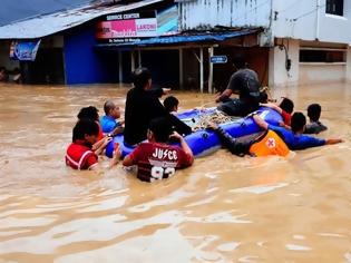 Φωτογραφία για Ινδονησία: 13 άνθρωποι έχασαν τη ζωή τους από τις καταστροφικές πλημμύρες