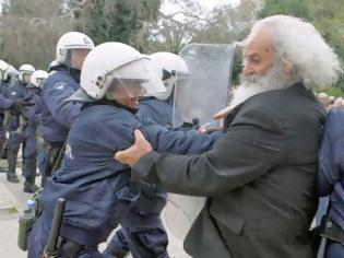 Φωτογραφία για Ξέσπασαν οι συγγενείς μετά την απόφαση στη Νεάπολη για το διπλό φονικό