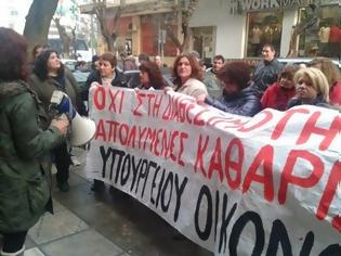 Φωτογραφία για ΩΡΑ: Απολυμένες καθαρίστριες διαδηλώνουν έξω από τη ΔΟΥ Θεσσαλονίκης [video]