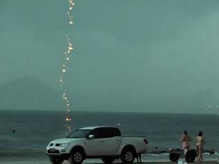 Φωτογραφία για Σκοτώθηκε από κεραυνό ενώ έτρεχε προς τη θάλασσα για να προειδοποιήσει το γιο της για την επικείμενη καταιγίδα
