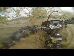 Φωτογραφία για Ριψοκίνδυνος μηχανόβιος οδηγεί τη μηχανή του σε πλημμύρα [video]