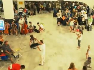 Φωτογραφία για Ζορμπάς αλά ισπανικά στο αεροδρόμιο Ηρακλείου [video]