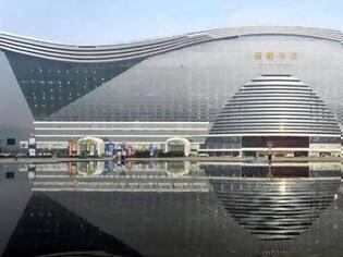 Φωτογραφία για Το μεγαλύτερο κτίριο του κόσμου άνοιξε τις πύλες του στην Κίνα -Χωράει τρεις φορές το πεντάγωνο [εικόνες]