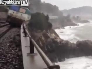 Φωτογραφία για Σκηνές πανικού στην Ιταλία-Τρένο «κρέμεται» στον αέρα μετά από εκτροχιασμό [video]