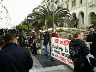 Φωτογραφία για Πανό με την επιγραφή Ποτέ την Κυριακή στην πλατεία Αριστοτέλους(φωτo)