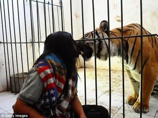 Φωτογραφία για Δείτε την ιδιαίτερη φιλία μίας τίγρης και μίας γυναίκας