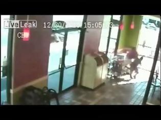 Φωτογραφία για Σώζει το παιδί της την ώρα που αυτοκίνητο μπαίνει μέσα στο εστιατόριο [video]