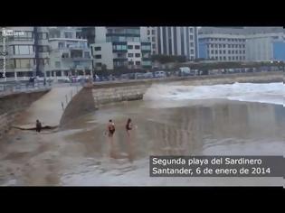 Φωτογραφία για Γυναίκα κοροϊδεύει τα κύματα και λίγο αργότερα παρασύρεται [video]