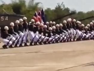 Φωτογραφία για Απίστευτο ανθρώπινο ντόμινο από τον Βασιλικό στρατό της Ταϊλάνδης