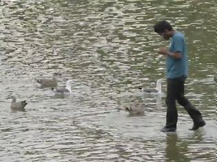 Φωτογραφία για Μάγος περπατάει στο νερό μπερδεύοντας τους περαστικούς [video]