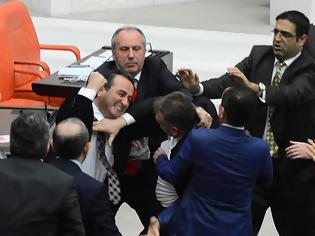 Φωτογραφία για Mποξ στην τουρκική βουλή, για το θέμα της εμπλοκής του γιου του Ερντογάν σε σκάνδαλο διαφθοράς! Ένας βουλευτής στο νοσοκομείο με μαυρισμένο μάτι!!!