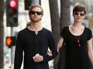 Φωτογραφία για Γιατί οι γυναίκες κρατούν το αριστερό μπράτσο του άντρα όταν περπατούν;