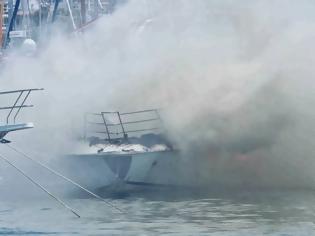 Φωτογραφία για Φλεγόμενο σκάφος στο Θρακικό Πέλαγος – Πάλευαν με τις φλόγες οι επιβάτες!