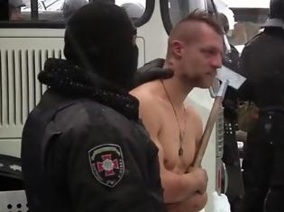 Φωτογραφία για ΣΟΚΑΡΕΙ την Παγκόσμια κοινή γνώμη: Ουκρανοί αστυνομικοί ξεγύμνωσαν διαδηλωτή και τον ξεφτίλισαν - Δείτε το βίντεο...