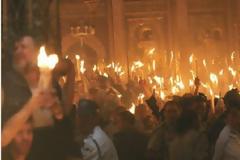 Με καθυστέρηση δύο ωρών  έφτασε στην Αθήνα το Άγιο Φως