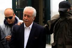 Στην... μπουζού κι ο Σαχπατζίδης