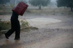 Σφοδρές βροχοπτώσεις σε όλη τη χώρα, μετ' εμποδίων οι ακτοπλοϊκές συγκοινωνίες