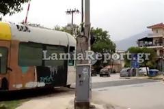 Λαμία: Το τρένο σταματάει για να ... περάσουν τα Ι.Χ.