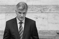 ΕΚΟΨΕ ΤΙΣ ΤΗΛΕΦΩΝΙΚΕΣ ΑΤΕΛΕΙΕΣ ΣΤΟΥΣ ΒΟΥΛΕΥΤΕΣ Ο ΠΕΤΣΑΛΝΙΚΟΣ!