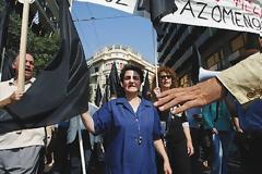 Η Κομισιόν θέλει τώρα κατώτατες αμοιβές!
