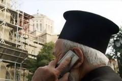 Τα σπάει ο… παπάς με τις αμπάρες!