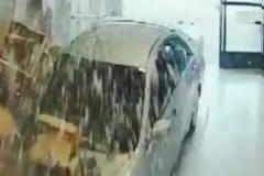 Mια 76χρονη πάτησε γκάζι αντί φρένο και ισοπέδωσε σούπερ μάρκετ!