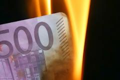 “Τσεκούρι” 15% στους μισθούς θέλει η Κομισιόν