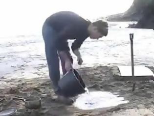 Φωτογραφία για Ο άνθρωπος που μπορεί και φτιάχνει σκαμπό στην άμμο! [Video]