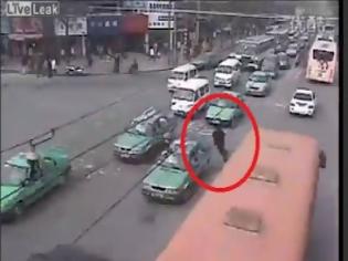 Φωτογραφία για Βίντεο: Σοκ σε πολυσύχναστο δρόμο της Κίνας