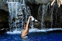 Η Rihanna ποζάρει topless στη Χαβάη!