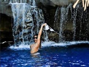 Φωτογραφία για Η Rihanna ποζάρει topless στη Χαβάη!