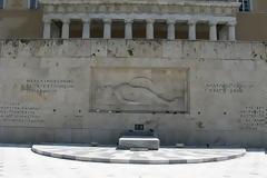 ΕΚΤΑΚΤΟ: Καταθέτουν στεφάνια στο Σύνταγμα!