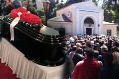 Εκατοντάδες άνθρωποι αποχαιρετούν τον Δημήτρη Μητροπάνο