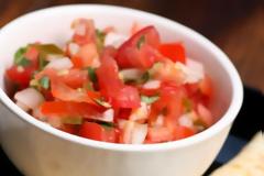 ΣΥΝΤΑΓΗ: Quesadillas με μπέικον και τσένταρ α μήλου σε 4 βήματα