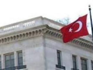 Φωτογραφία για Κούρδοι πέταξαν αντικείμενα στην τουρκική πρεσβεία στην Αθήνα