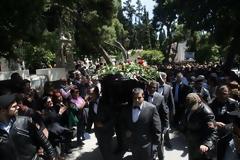 Χιλιάδες κόσμου είπαν το τελευταίο αντίο στον Μητροπάνο...