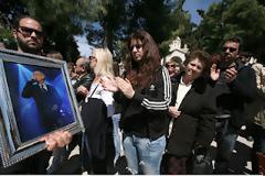 Χιλιάδες άνθρωποι είπαν το τελευταίο «αντίο» στον Δημήτρη Μητροπάνο