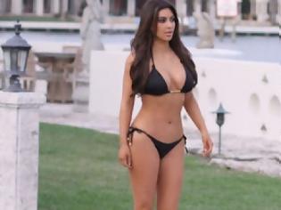 Φωτογραφία για Οι καμπύλες της Kim Kardashian στο στενό μαύρο μπικίνι της ( Photos )