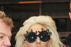 Ο Armani ντύνει την Lady Gaga ξανά