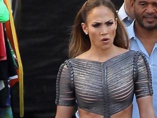 Φωτογραφία για ΔΕΙΤΕ: Η JLo εμφανίστηκε στο American Idol με... άγριες διαθέσεις!